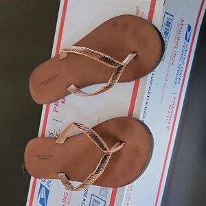 American Eagle size 8 brown flip flops sandals
